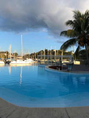 superbe villa au bord de la mer, piscine, ponton privé